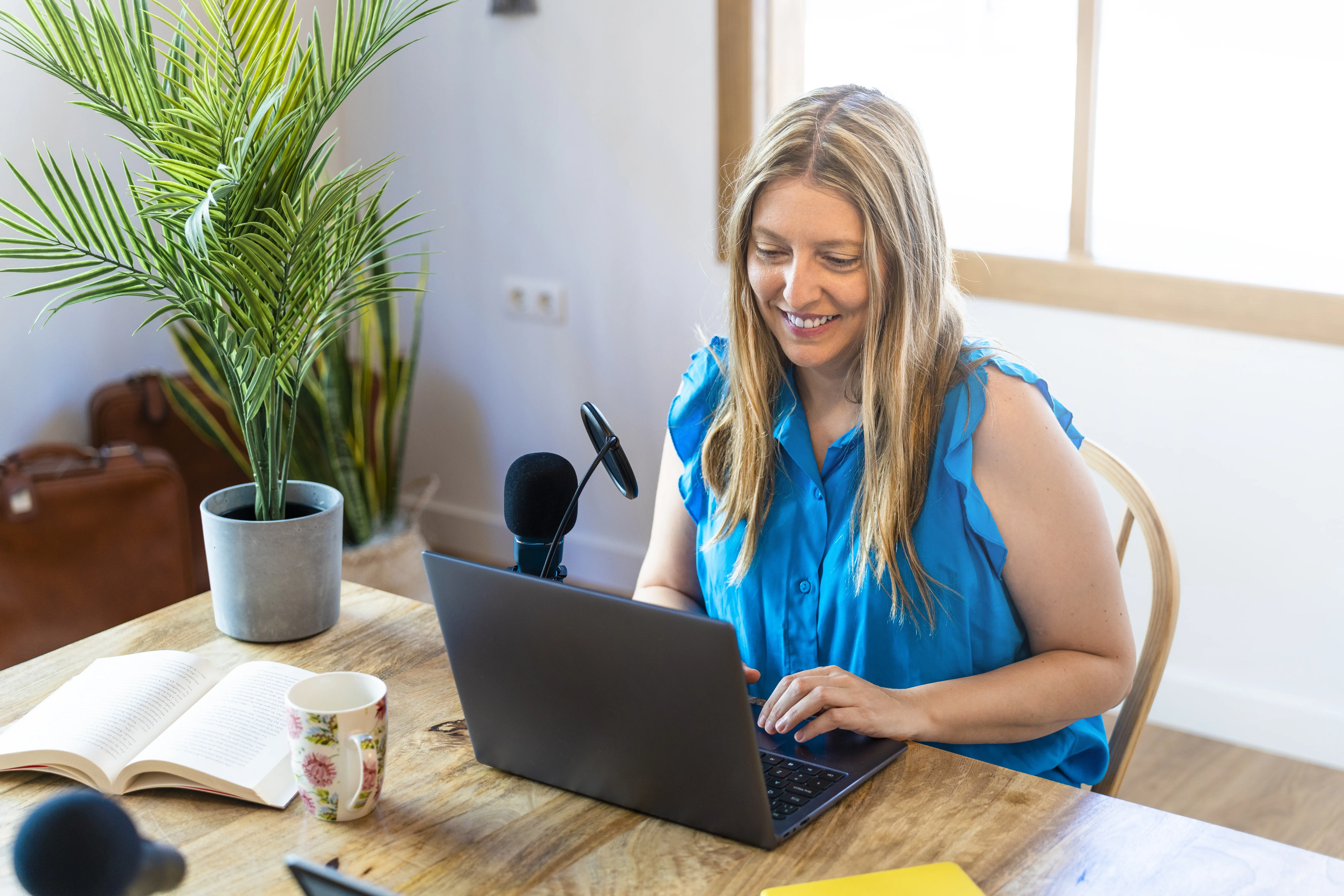 Gruppe junger Frauen zur unternehmerischen Effizienz bei der Arbeit
