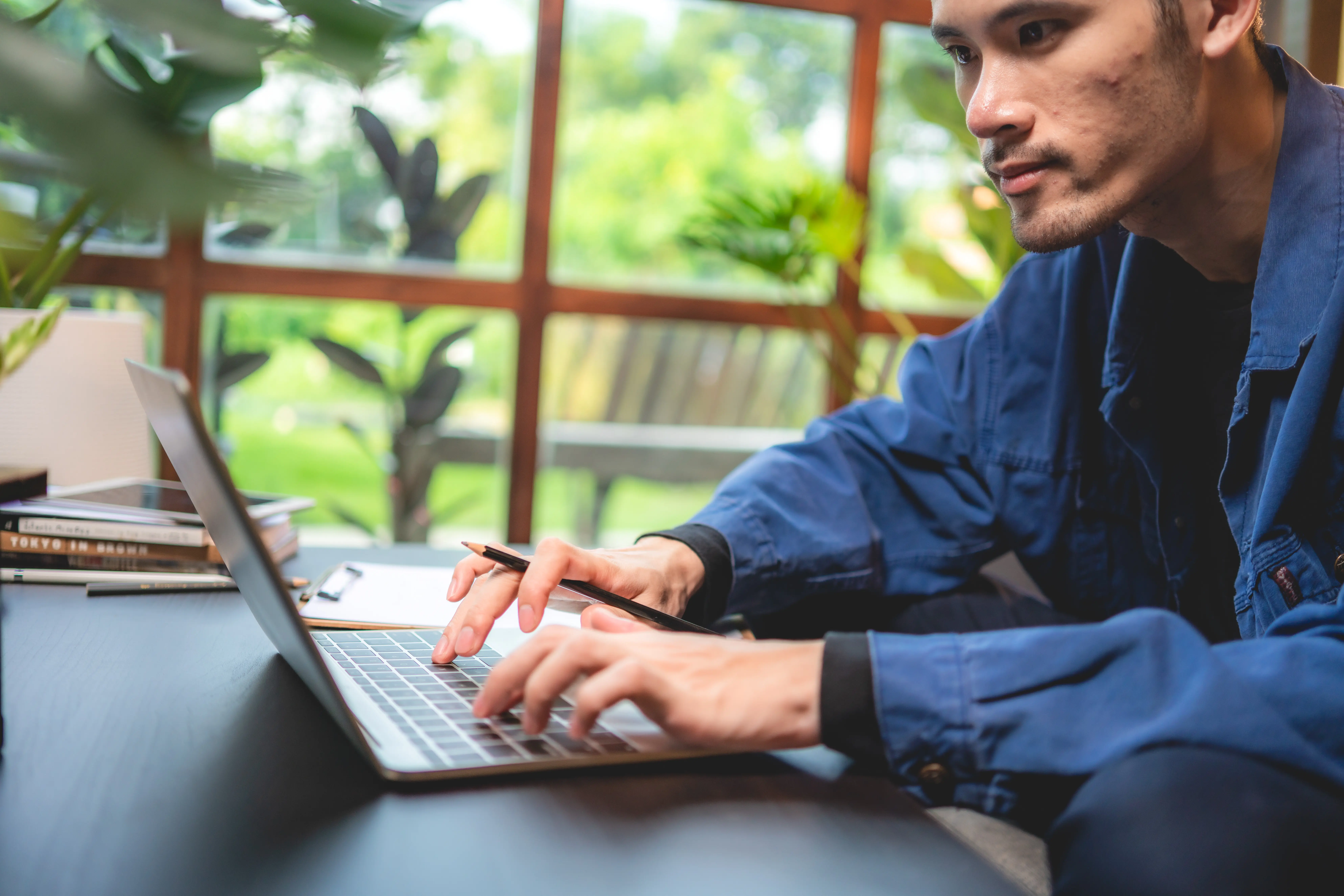 Lebensstil eines Freiberuflers im Geschäftsbereich, der von zu Hause aus arbeitet und Technologie für Online-Kommunikationssysteme nutzt.